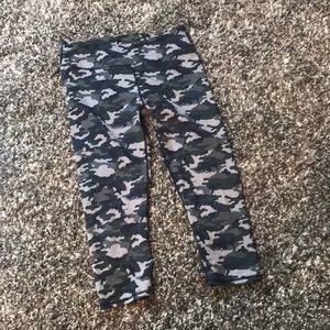NWOT Fabletics cropped camouflage leggings